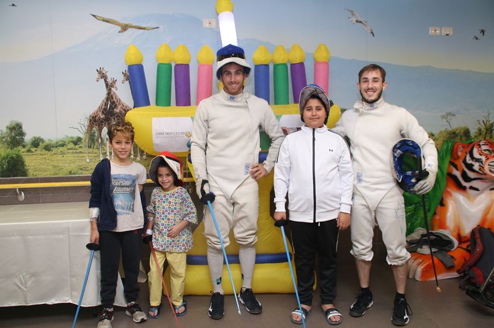 הסייפים האולימפיים של ישראל עם ילדים במרכז הרפואי מאיר