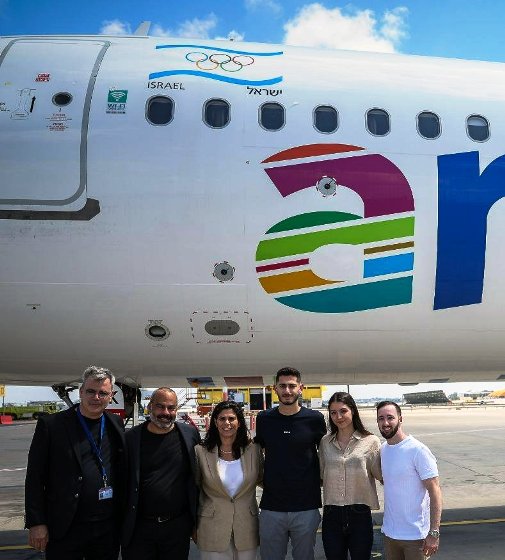 מטוס ארקיע עם לוגו הוועד האולימפי