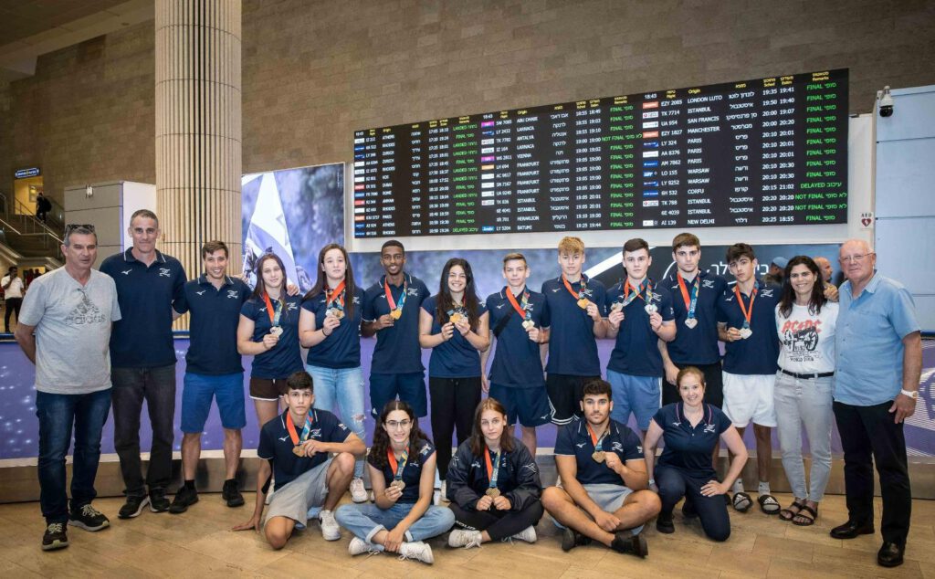 משלחת-ישראל-עם-המדליות-פסטיבל-האולימפי-לנוער-2022
