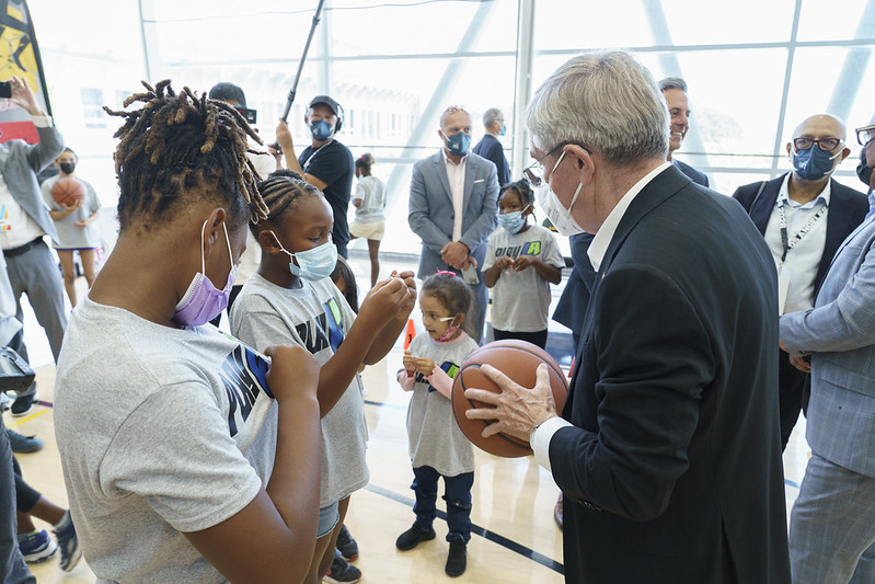 playla - Thomas Bach with LA children - IOC Flickr